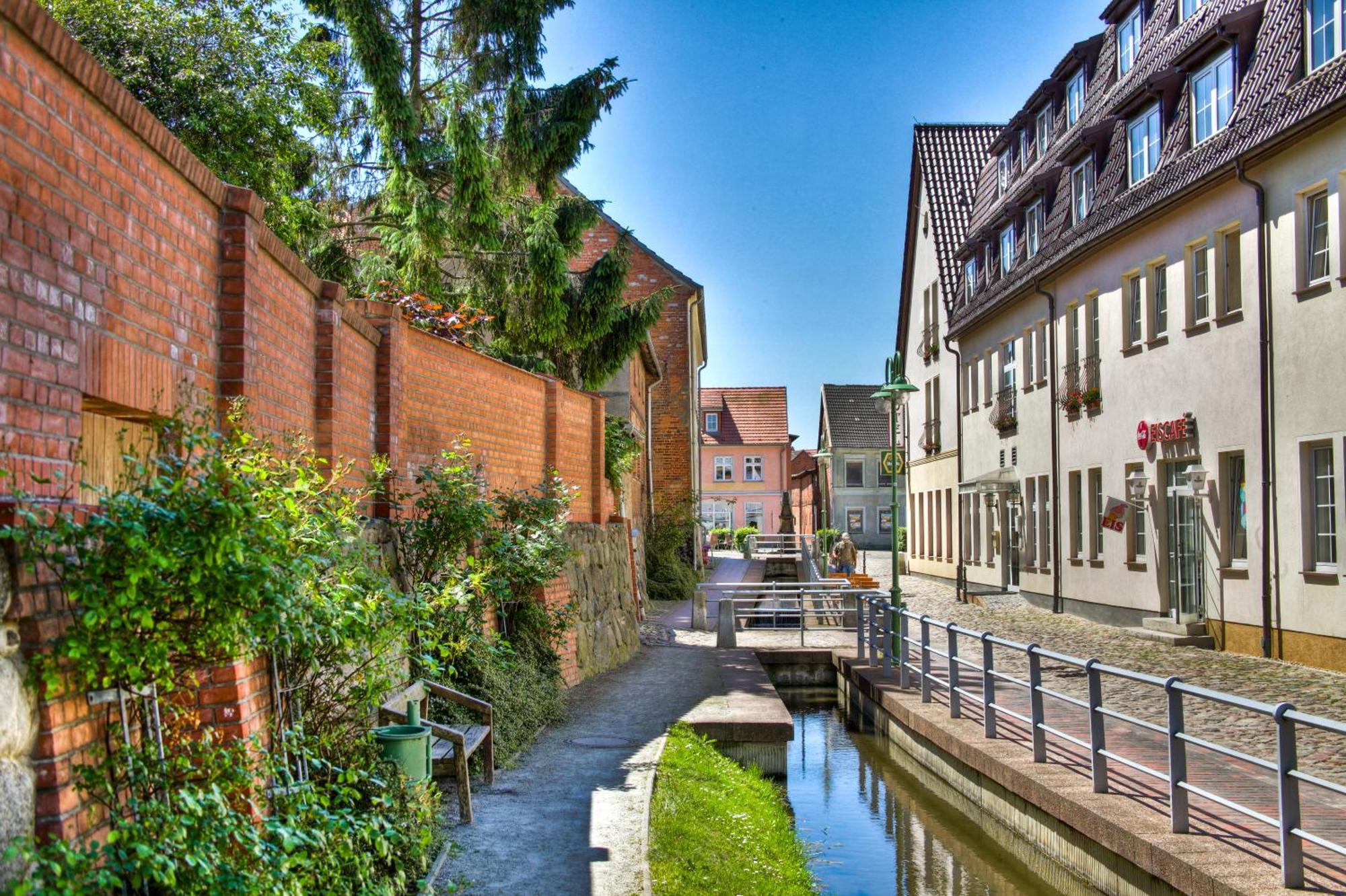 Hotel Am Markt Altentreptow Exterior foto